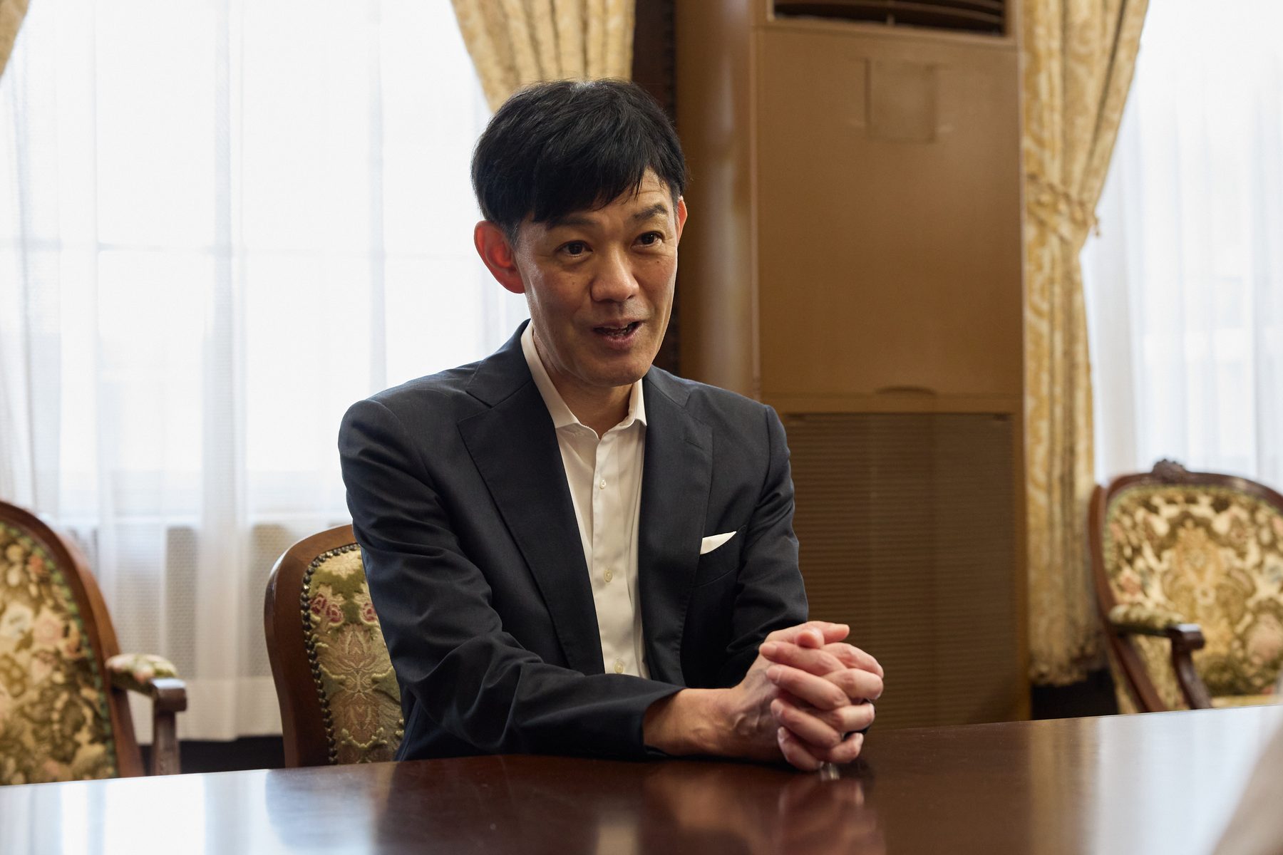インタビューに答える栗木 契 氏